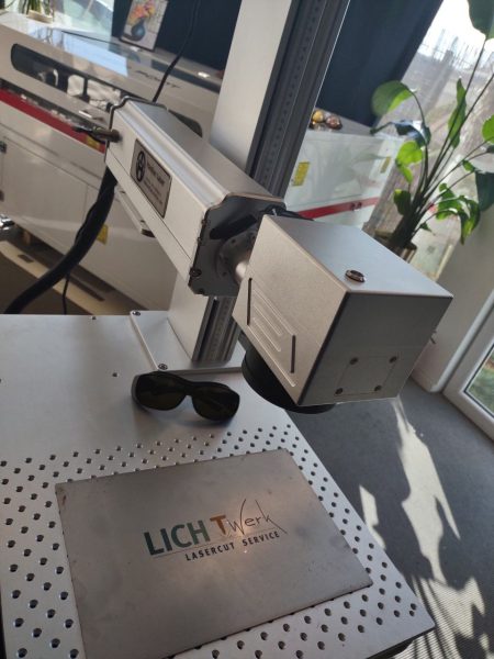 Faserlaser mit C02 laser im hintergrund